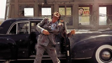 Sonny Corleone muere acribillado, en una de las escenas más violentas del cine.