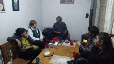 En la reunión estuvieron presentes referentes vecinales, la secretaria de Gobierno y la secretaria de Desarrollo Humano y Promoción Comunitaria. Foto: Gentileza.
