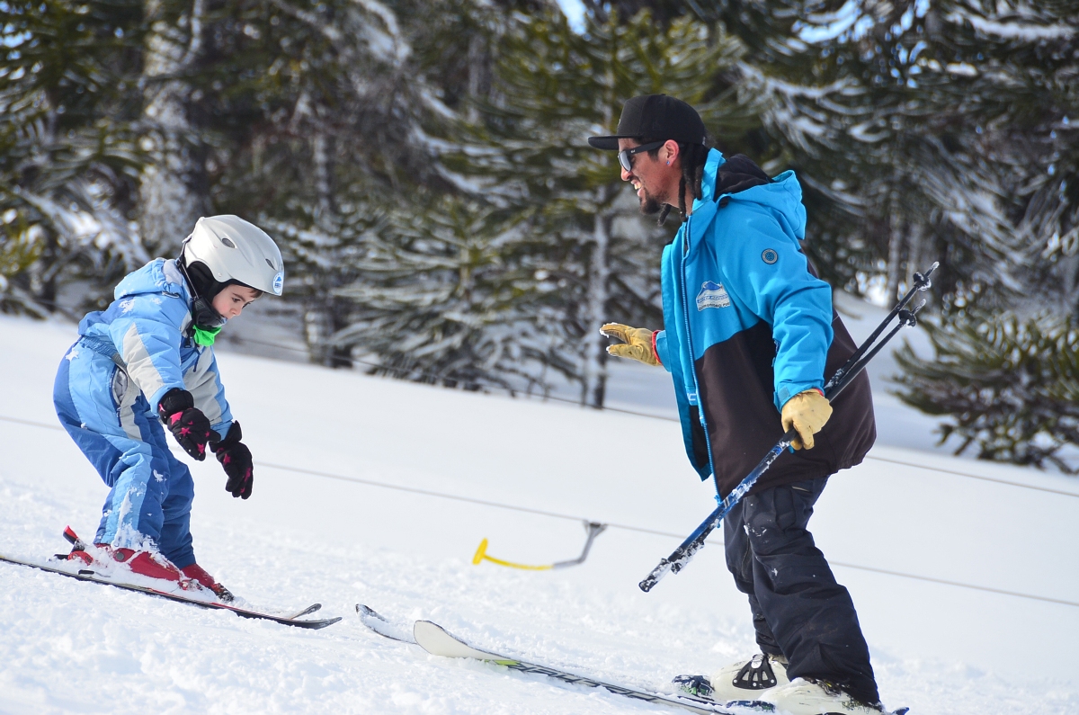 Muchas familias que quieren esquiar, buscan los precios más bajos del Parque de nieve Batea Mahuida.