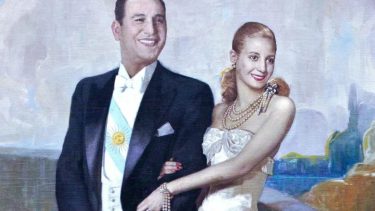 El vestido de Eva Perón retratado en el Teatro Colón será una de las piezas subastadas.-
