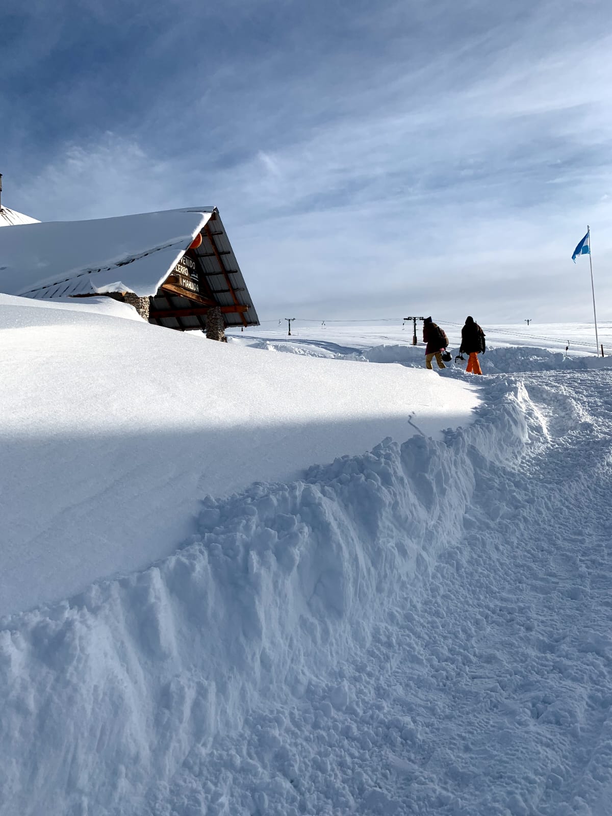 El cerro Batea Mahuida cargado de nieve, un lugar que dilapida postales a cada paso. Fotos: Cerro Batea Mahiuda.