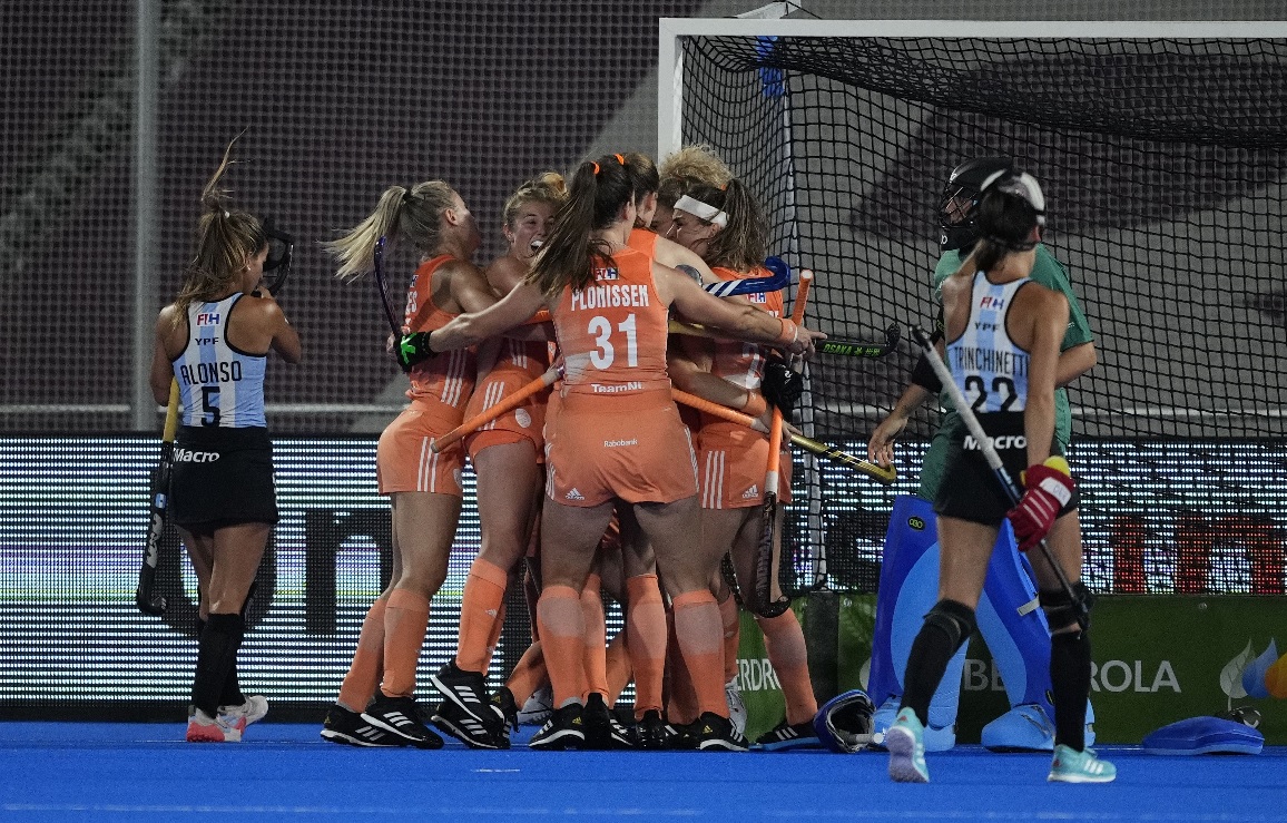 Las neerlandesas festejan el primer gol del partido en la final del Mundial contra Argentina. 