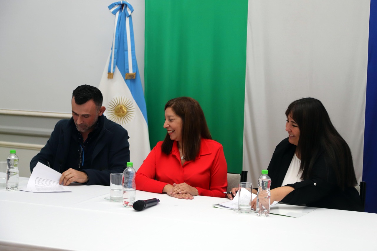 La firma del convenio se realizó en el Salón Gris de la Casa de Gobierno. Foto: Marcelo Ochoa.