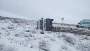 Por la nieve y el hielo acumulado, volcó una ambulancia a pocos kilómetros de  Sierra Colorada