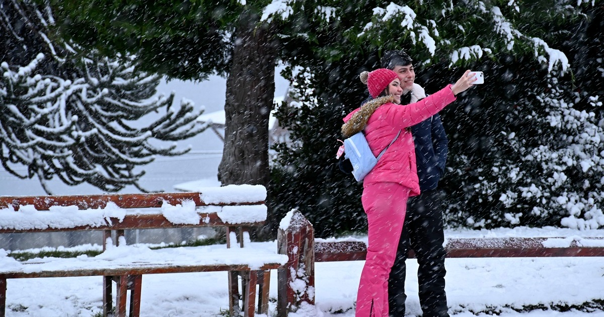 La selfie con nieve y en pleno Centro Cívico, la postal de los turistas estas vacaciones de invierno. Foto: Chino Leiva