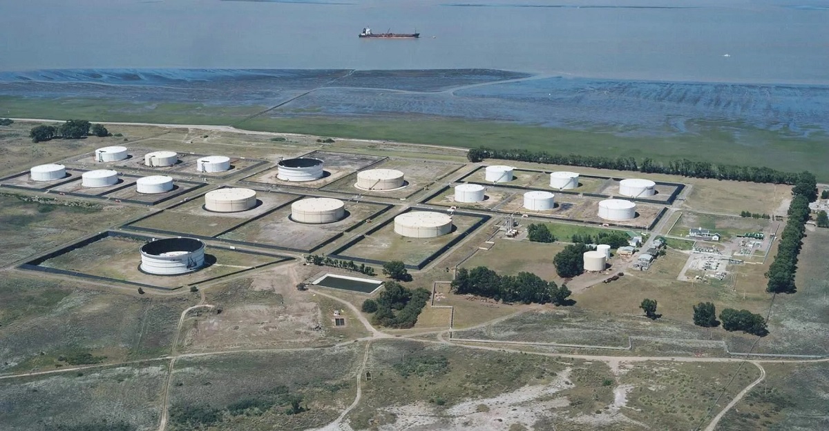 Mientras se amplían las instalaciones, Puerto Rosales espera batir este año su récord histórico en el volumen de petróleo procesado.