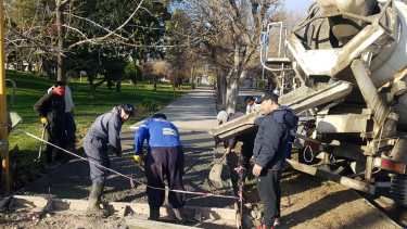 El municipio construyó veredas de hormigón para renovar la Plaza Belgrano.