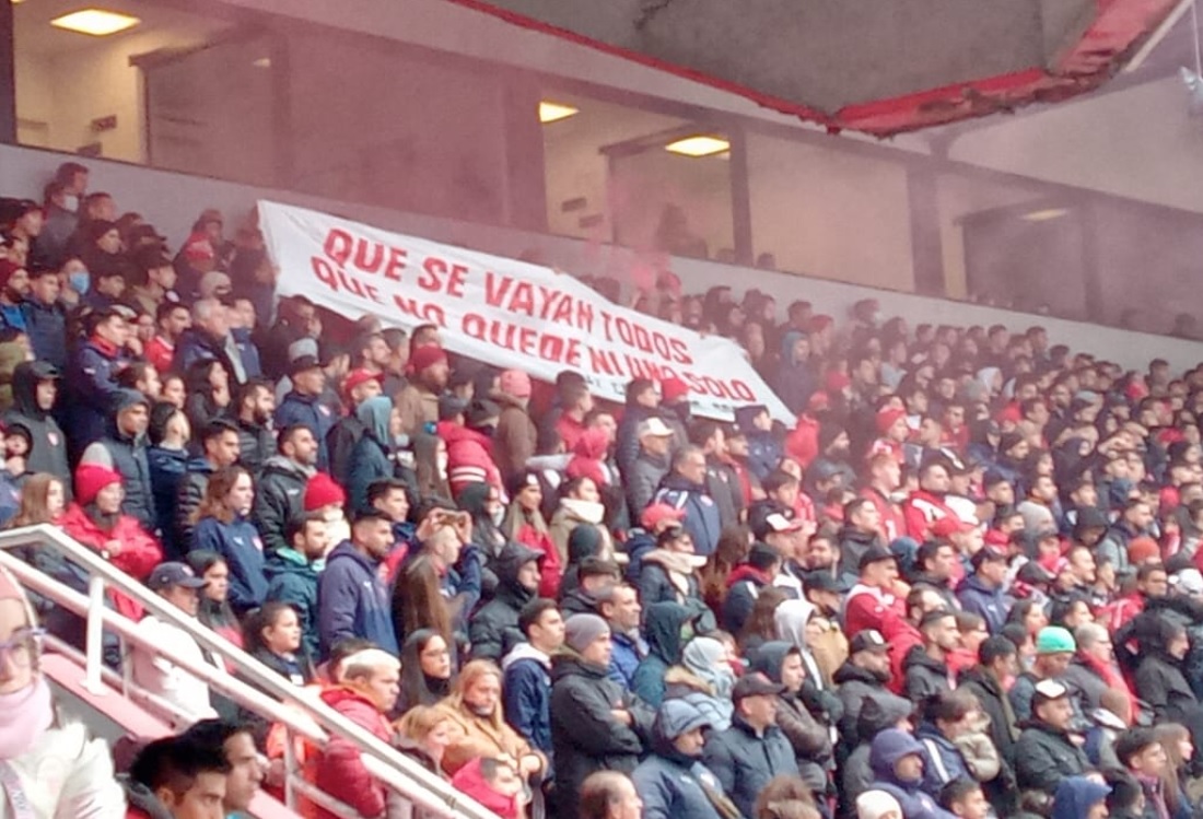 Una de las banderas en el Libertadores-Bochini decía "que se vayan todos, que no quede ni uno solo". 