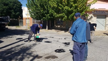 Con personal y máquinas del municipio se continuará con el programa de bacheo de calles.