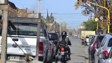 En los semáforos de Villa Regina se instalarán cámaras para detectar infracción y realizar fotomultas. (Foto Néstor Salas)