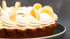 Tarta de crema y banana para la merienda