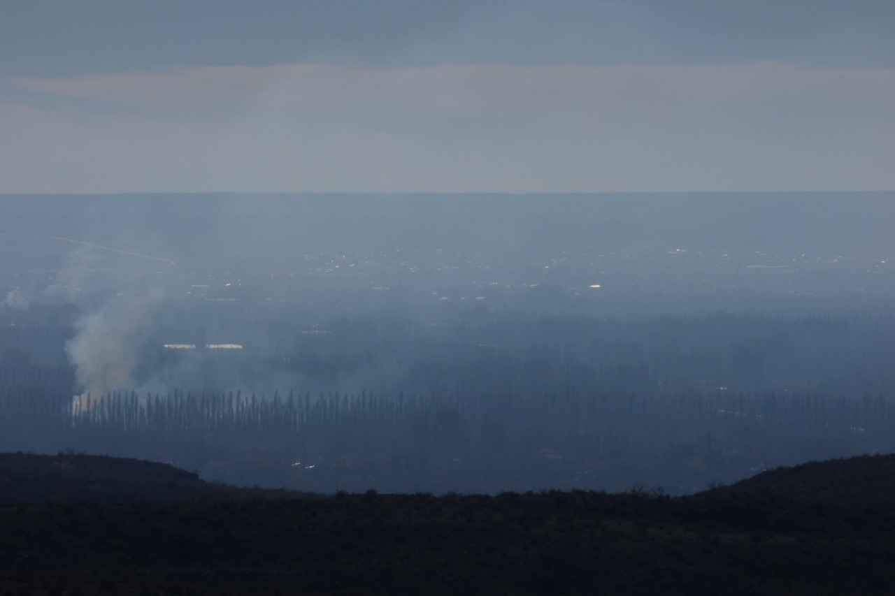La vista panorámica del manton de “humo” en el valle desde la barda sur de Roca, a través de una foto tomada en julio de 2016. Foto Gustavo Toffani (gentileza)