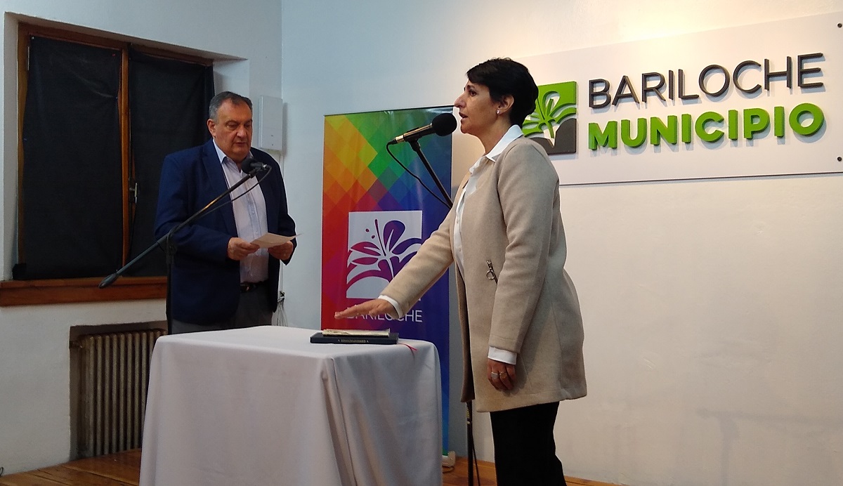 Marcela González Absala prestó juramento hoy como nueva jefa de Gabinete de Bariloche. 