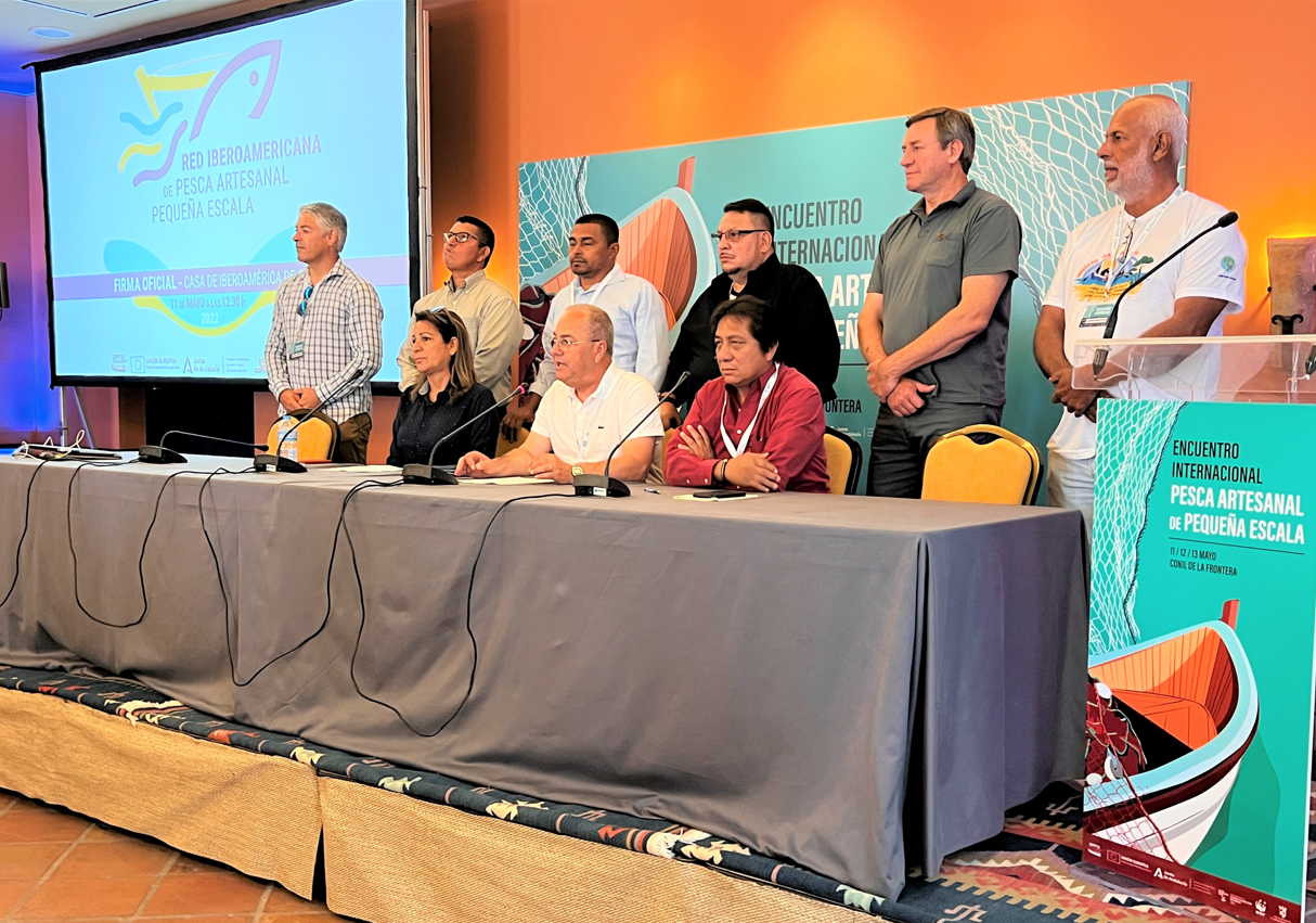 Roche (arriba, segundo desde la derecha) durante la presentación de la Red Iberoamericana en Cádiz, España. Foto: gentileza.