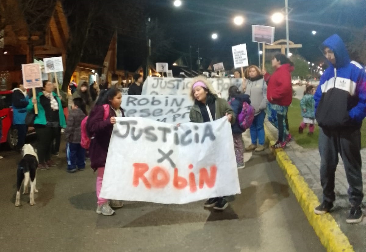 Familiares de Robinson en una de las marchas en Villa La Angostura para pedir justicia. Foto: Gentileza