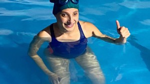 “Cuando nado, mis problemas quedan debajo del agua”, la historia de Micaela Mira