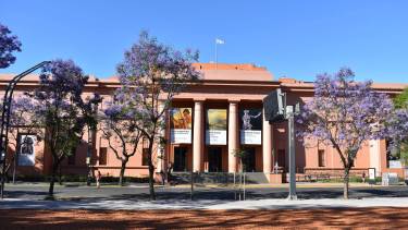 El Museo de Bellas Artes tiene la mayor colección de arte argentino y una de las más importantes de arte universal de Latinoamérica.