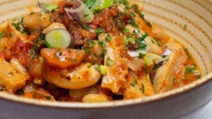 Guiso de mondongo y vino tinto, el menú perfecto