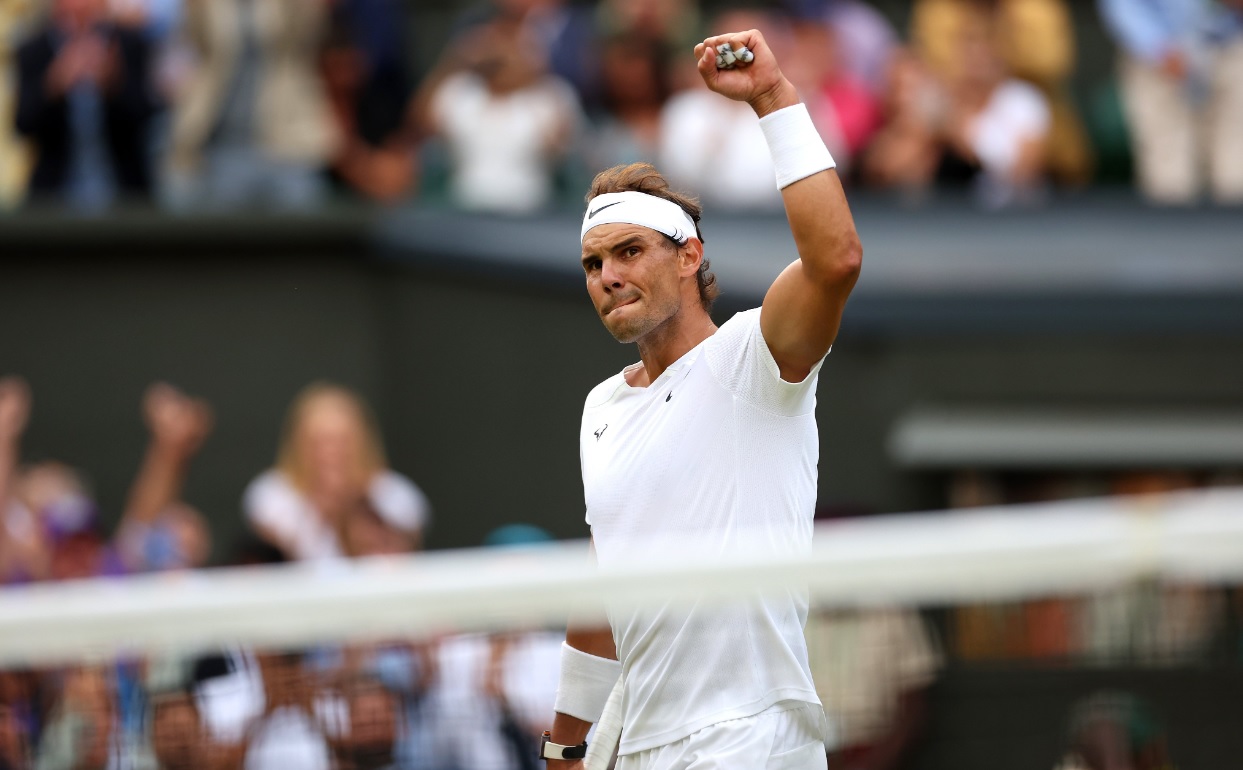 Rafael Nadal festeja su pase a semifinales en Wimbledon. 