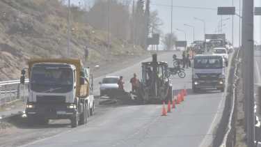 Las tareas sobre Avenida Alfonsín, en Neuquén, demandarán unas seis horas. Foto: Yamil Regules
