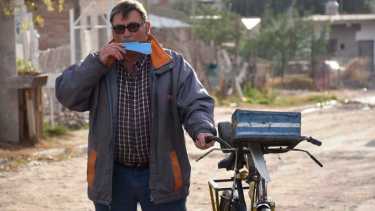 Rafael toca su flauta para anunciar su llegada a los barrios. Foto: Matías Subat