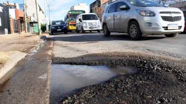 No es lluvia que quedó en las calles sino cloacas que emergen en las calles del barrio Huiliches. (foto Matias Subat)
