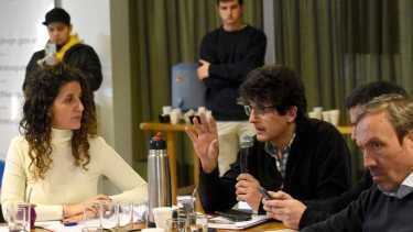 Atilio Sguazzini (MPN) preside la comisión de Servicios Públicos y Ana Servidio (PJ) detenta la secretaria. A su lado, Mauro Espinosa, subsecretario de Transporte (foto Matías Subat)