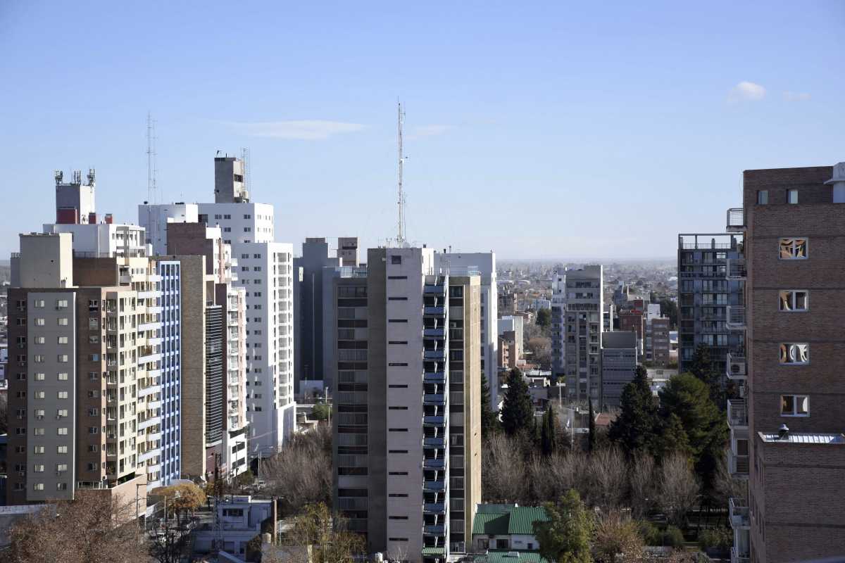 Se estima que cada edificio en Neuquén tiene unos 45 a 50 departamentos. Foto: Matías Subat.