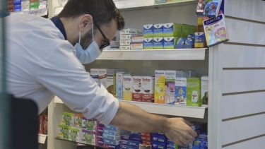 El vademécum incluye los principios activos de los fármacos, que se convierten en usos comerciales de acceso gratuito. Foto: Yamil Regules.-