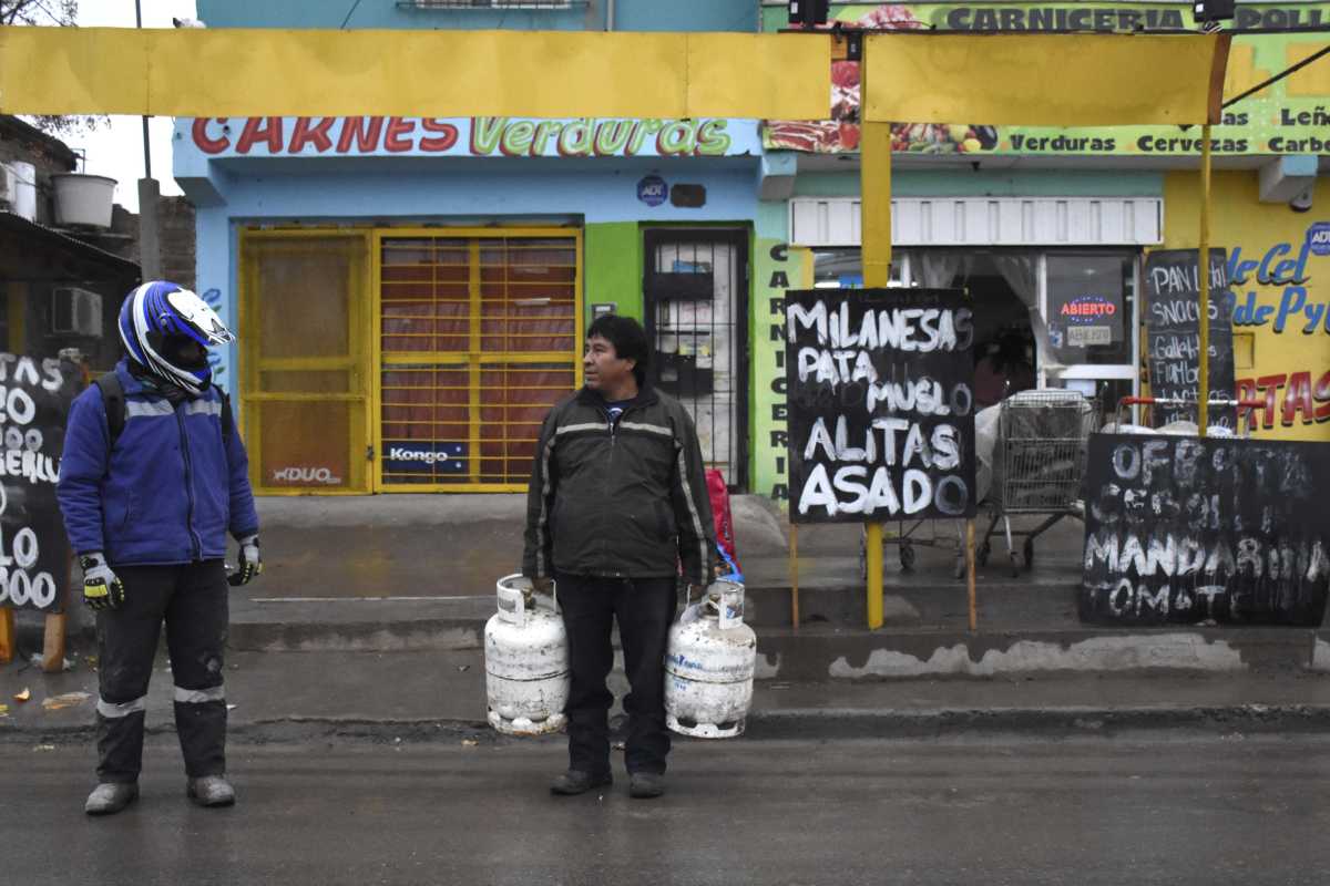 Gladys Aballay, referente territorial de Libres del Sur, aseguró que vivir y calefaccionarse sin gas natural cuesta $60.000 en Neuquén. (Foto: Matías Subat).