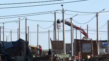 comenzó la mudanza de las familias reubicadas de las tomas sobre la autovía norte (foto Matías Subat)