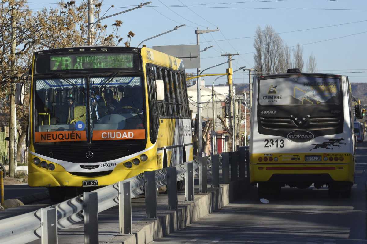 Autobuses Neuquén detenta los recorridos de la mayoría de las unidades de la ciudad. En el sector este, la prestación es de Pehuenche (foto Matías Subat)