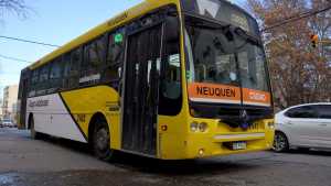 Dos jóvenes pelearon en un colectivo de Neuquén: uno terminó herido y el otro detenido