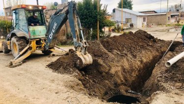 Esta semana se inició la ampliación de cloacas para el barrio Gualdesi de Huergo. (Foto gentileza)