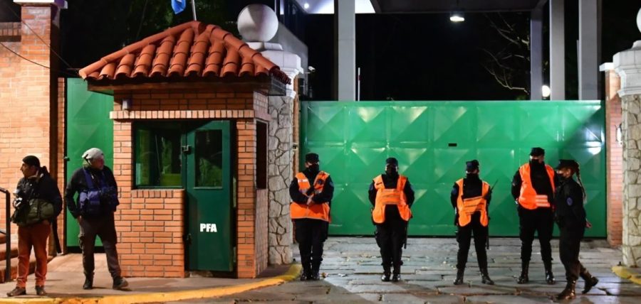 Cae la noche en Olivos y se mantienen las guardias, mientras los integrantes del Gabinete siguen negociando al reemplazante de Guzmán. Foto: Clarín.-