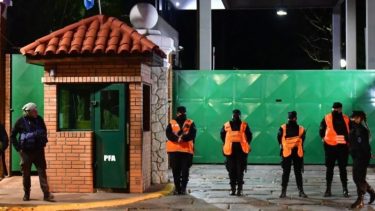 Cae la noche en Olivos y se mantienen las guardias, mientras los integrantes del Gabinete siguen negociando al reemplazante de Guzmán. Foto: Clarín.-