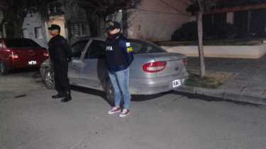 El conductor del auto secuestrado, tenía en su poder un arma y estupefacientes. (Foto gentileza)