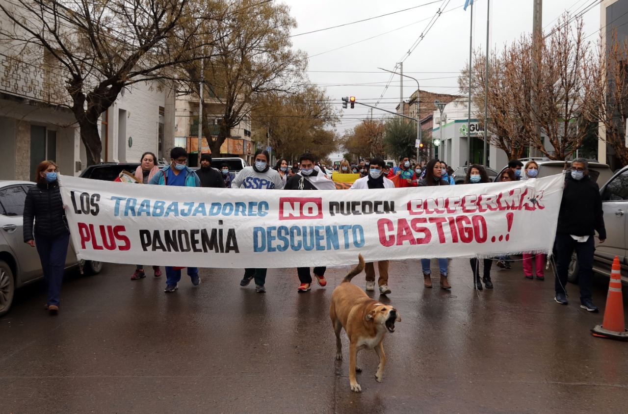 La marcha recorrió el centro de la ciudad y lois trabajadores ingresaron en el Ministerio de Salud. Fotos: Marcelo Ochoa.