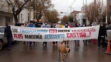 La marcha recorrió el centro de la ciudad y lois trabajadores ingresaron en el Ministerio de Salud. Fotos: Marcelo Ochoa.