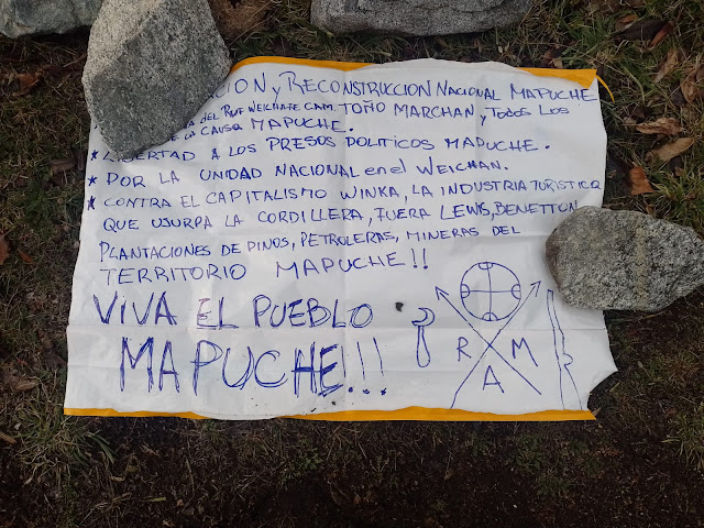 El escrito que fue encontrado cerca de la vivienda atacada recientemente en el paraje Los Repollos, cerca de El Bolsón, lleva las siglas de la RAM. Gentileza: Noticias Del Bolson