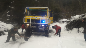 Guardaparques avanzaron con un metro de nieve para asistir a pobladores aislados cerca de Villa La Angostura