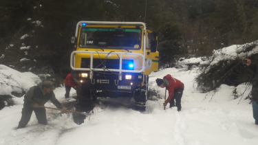 El vehículo 4x4 de parques nacionales pudo avanzar en el camino con ayuda del despeje manual que realizaban los brigadistas en el camino a Espejo Chico. Foto: Gentileza