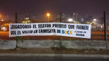 Boca amaneció con un desafiante pasacalle en contra de los jugadores