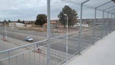 En la pasarela peatonal de Godoy, en dos oportunidades robaron los alambrados de protección. (Foto Pablo Accinelli)