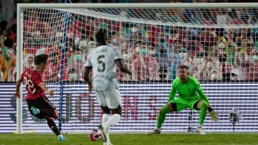 El uruguayo Pellistri define para el United en el partido ante Liverpool. Foto: AP 