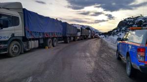 Suspenden el operativo para que crucen los camiones varados en Pino Hachado