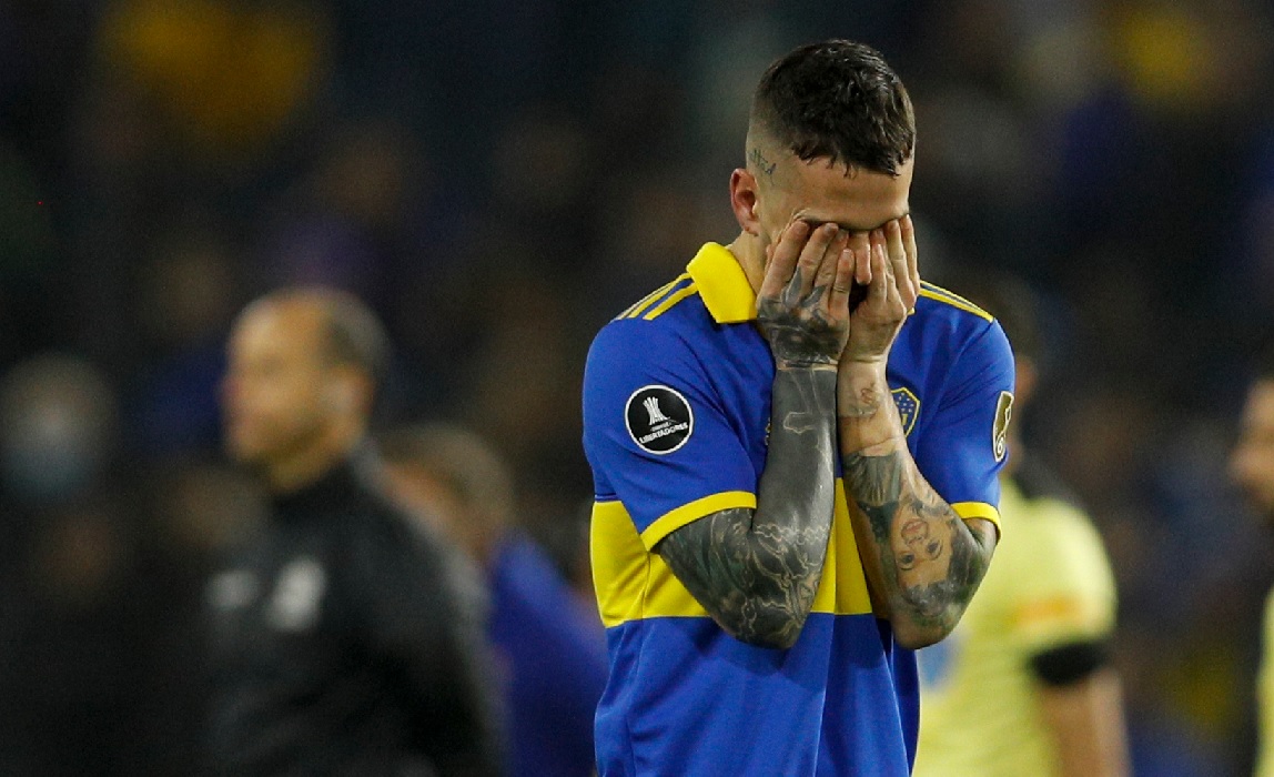 Benedetto se agarra la cara, decepcionado por su actuación, que fue decisiva en la eliminación de Boca contra Corinthians. Foto: AP 