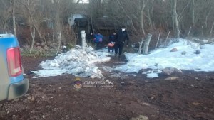 Policías de Neuquén colaboraron con un médico para atender a una mujer embarazada en medio de un temporal de nieve