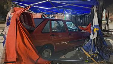 El vehículo en el interior de la carpa policial, ubicada frente al ministerio de Justicia. Foto: Gentileza