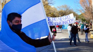 Policías retirados reclaman en Viedma por los retrasos en los últimos aumentos salariales